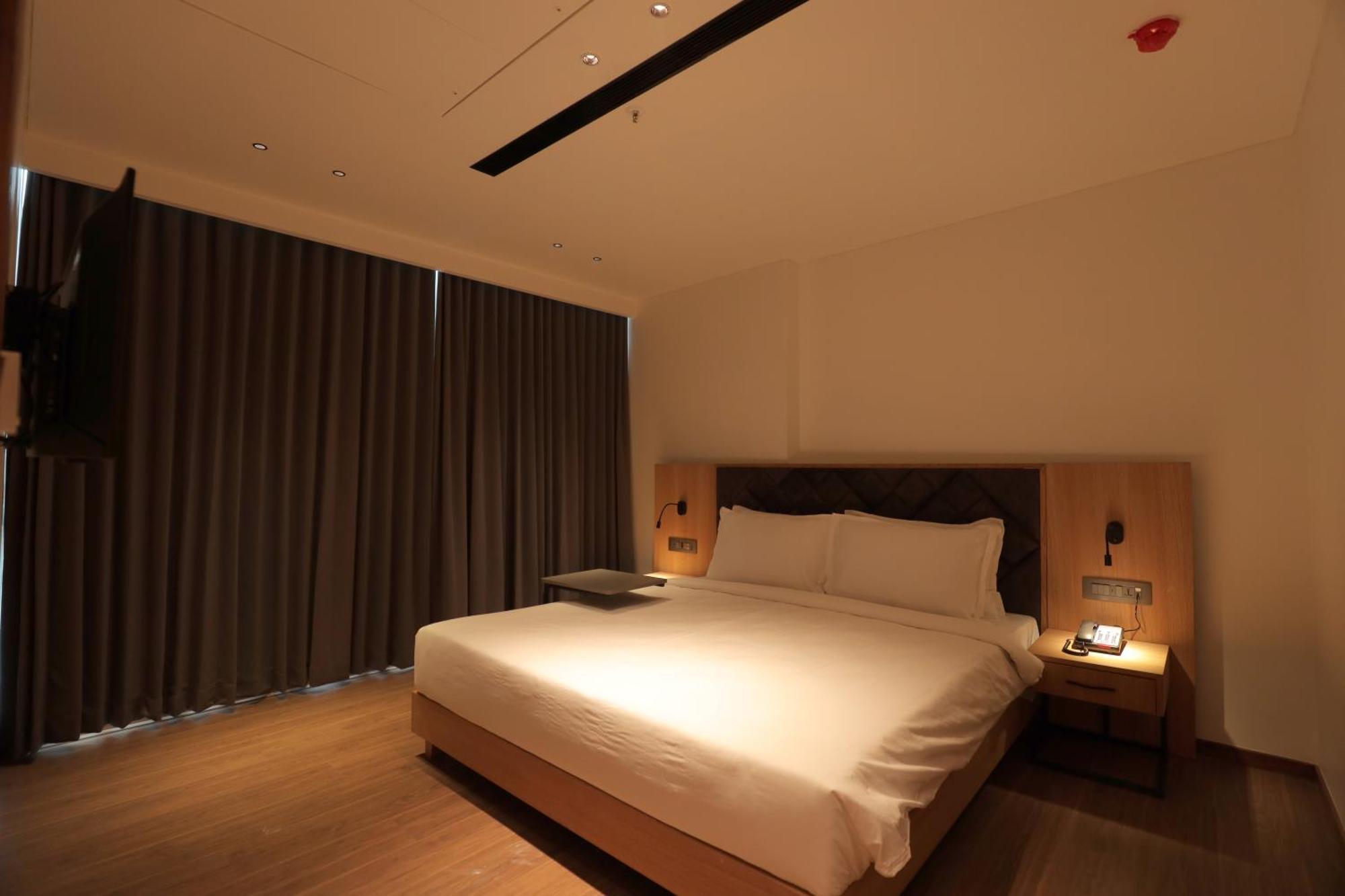 The World Surat Hotel Eksteriør billede