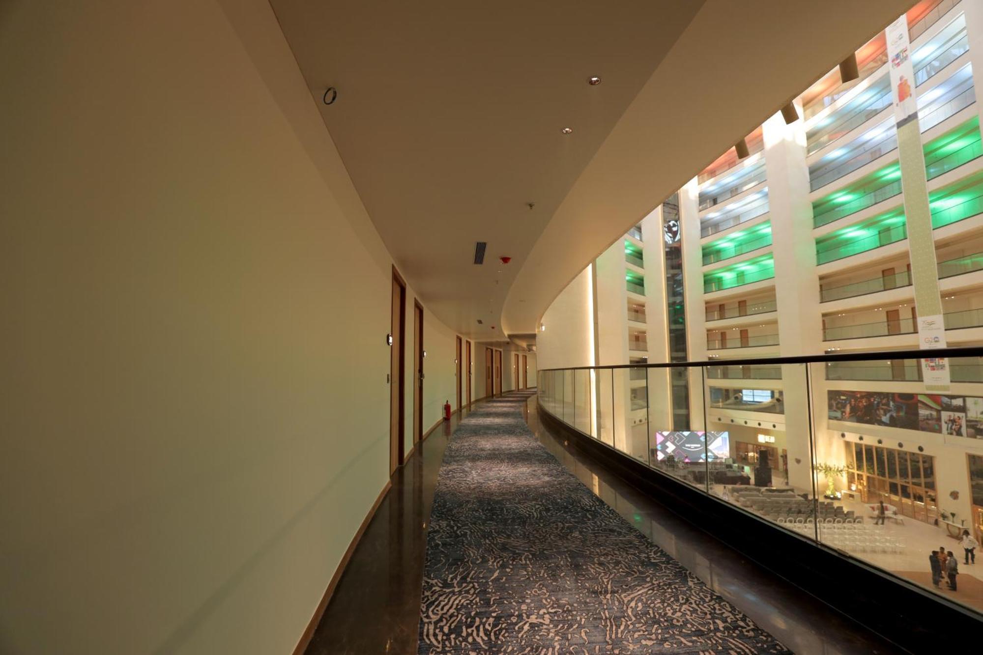 The World Surat Hotel Eksteriør billede